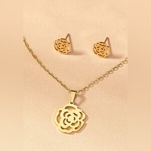 Elegant Gold Floral Necklace Set